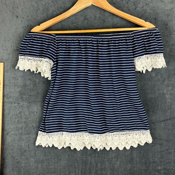 Free Kisses Blue and White Lace detail Short Sleeve Blouse Sz Med. - Picture 4 of 8